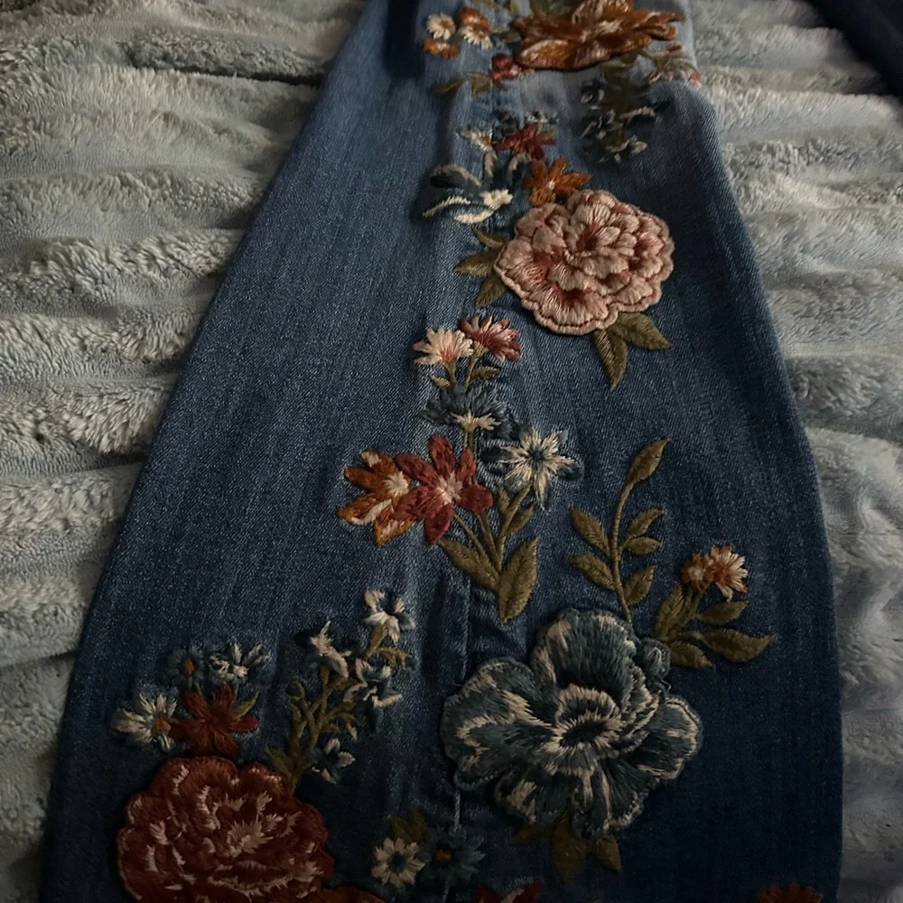 DRIFTWOOD Floral Embroidered Blue Jeans Farrah Flair 26 x 34 - Picture 2 of 6